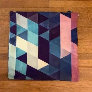 Geometric triangle accent pillow case and insert